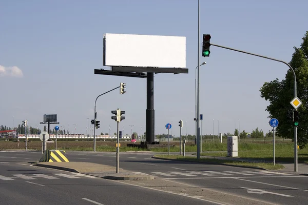Billboard op een kruispunt — Stockfoto