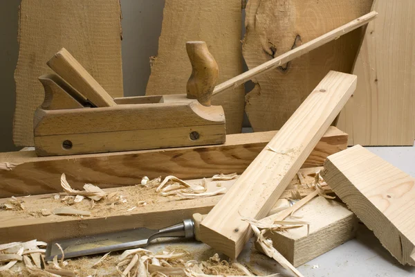 Столярная мастерская с деревянными инструментами — стоковое фото