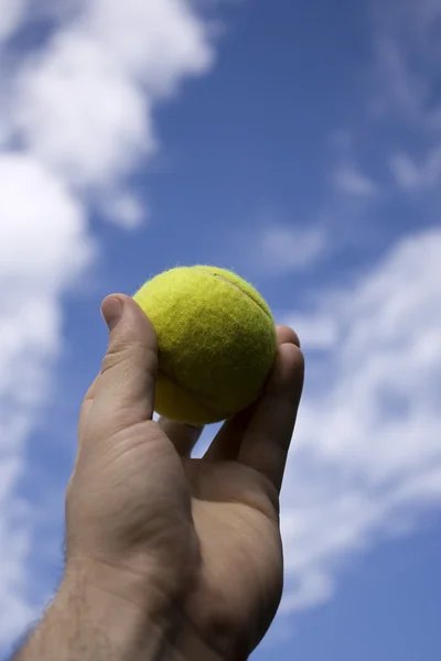 Mão de homem segurando bola de tênis — Fotografia de Stock