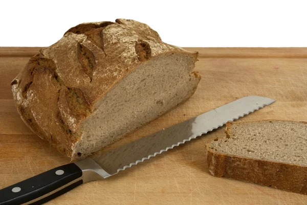 Нарезанный хлеб и нож — стоковое фото