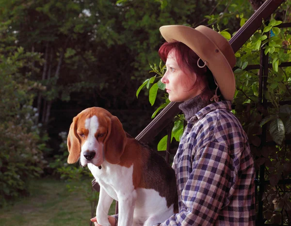 강아지를 키우는 여성 — 스톡 사진