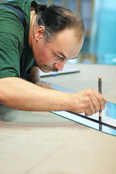 Cutting a mirror — Stock Photo, Image
