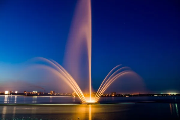 Ніч fountain — стокове фото