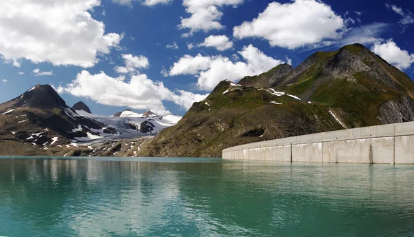 Montanha barragem lago panorama — Fotografia de Stock