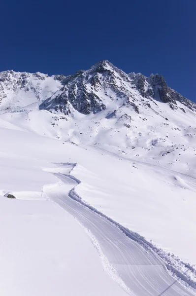 アルプスの冬の山のリゾート — ストック写真