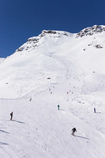 Alpes invierno montaña resort —  Fotos de Stock