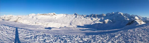 在阿尔卑斯山冬山的全景视图 — 图库照片