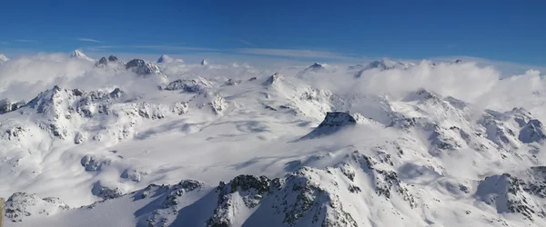 Панорамним видом на Альпи зимових гір — стокове фото