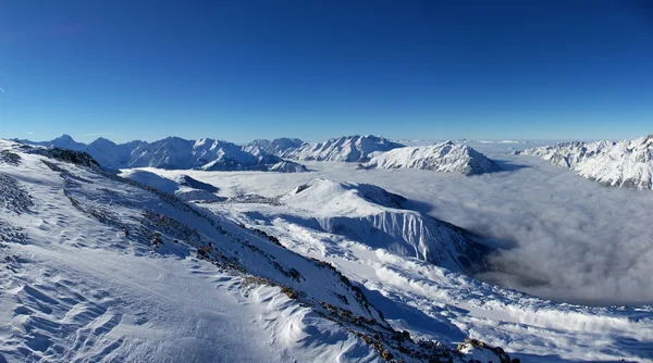 在阿尔卑斯山冬山的全景视图 — 图库照片
