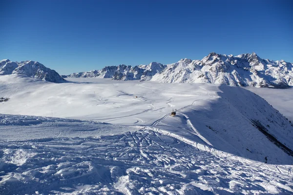 Панорамним видом на Альпи зимових гір — стокове фото