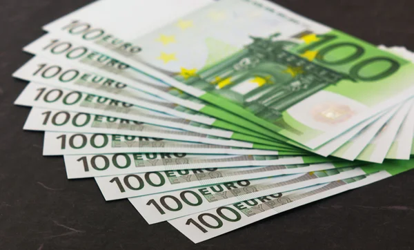 Mucchio da 100 banconote in euro — Foto Stock