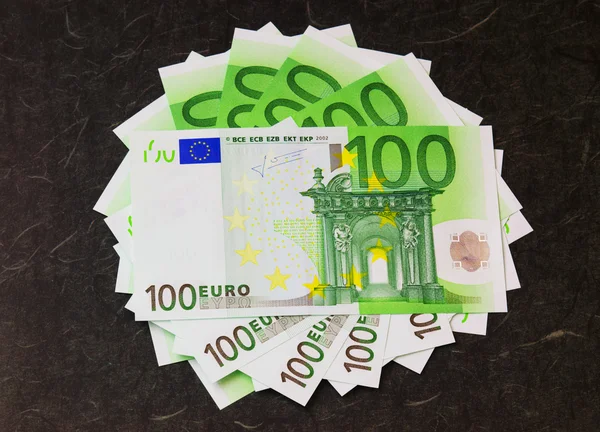 Куча банкнот в 100 евро — стоковое фото