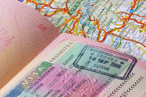 Διαβατήριο και έναν οδικό χάρτη — Φωτογραφία Αρχείου