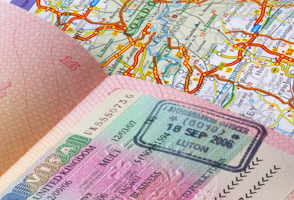 Διαβατήριο και έναν οδικό χάρτη Φωτογραφία Αρχείου