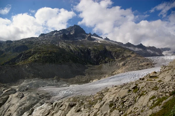 Скалистая летняя панорама горы — стоковое фото