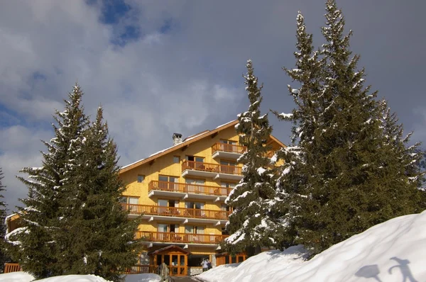 Hôtel en bois dans les Alpes d'hiver — Photo