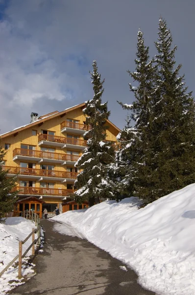 Деревянный отель в зимних Альпах — стоковое фото