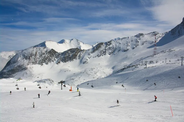 Wintersportort in den Alpen — Stockfoto