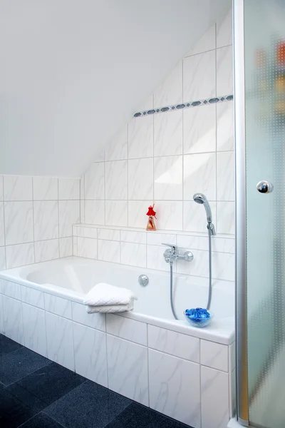 Détail salle de bain en blanc — Photo