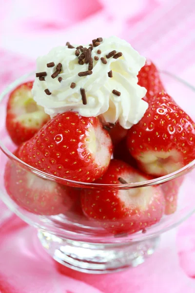 Aardbeien met crème — Stockfoto