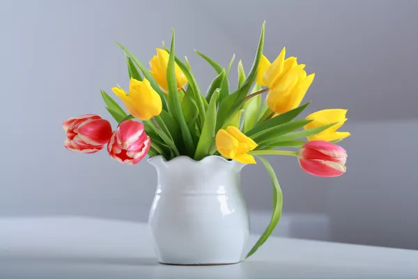 Tulipánok a vázában — Stock Fotó