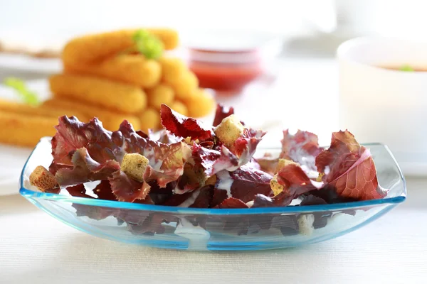 Kleiner Salat mit Croutons — Stockfoto