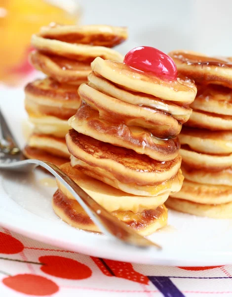 Sweet mini pancakes with pancake maker — Stock Photo, Image