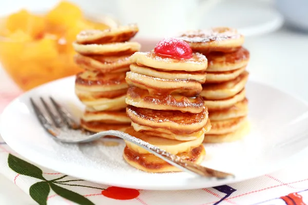 Süße Mini-Pfannkuchen mit Pfannkuchenmacher — Stockfoto
