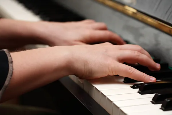 Mani che suonano pianoforte — Foto Stock
