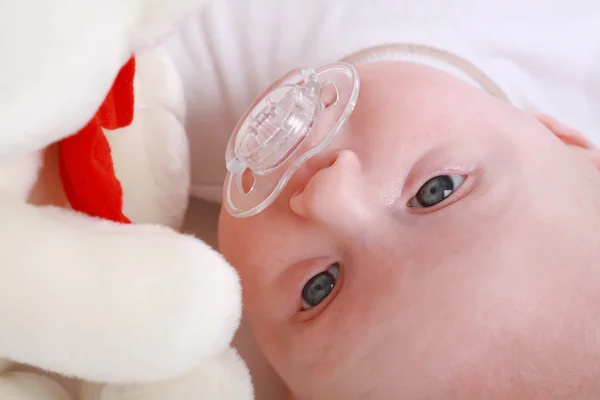 Bebé con peluche —  Fotos de Stock