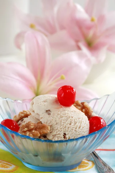 Walnut ice cream — Stock Photo, Image