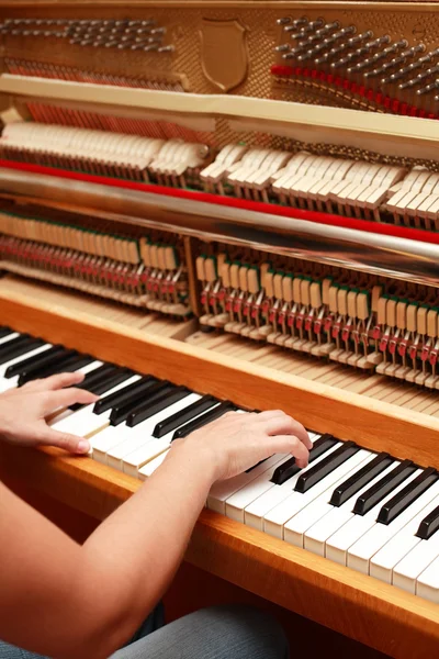 Zongorázó kezek — Stock Fotó