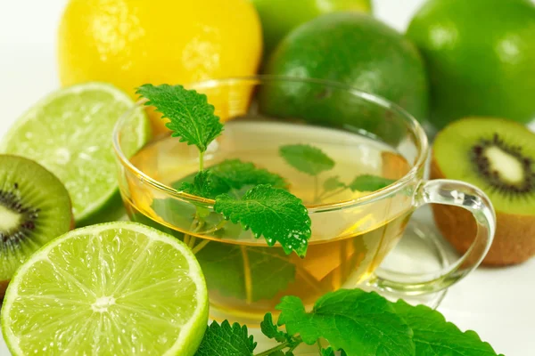 Зеленый чай со свежей мятой — стоковое фото