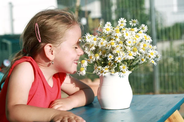 Little girl with chamomile — Stock Photo, Image