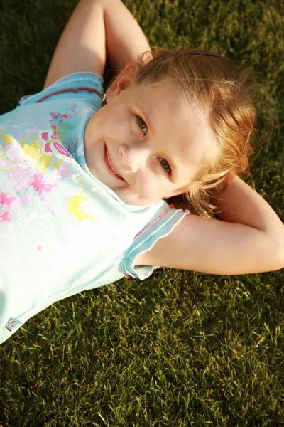 행복 한 여자는 잔디에 편안한 — 스톡 사진