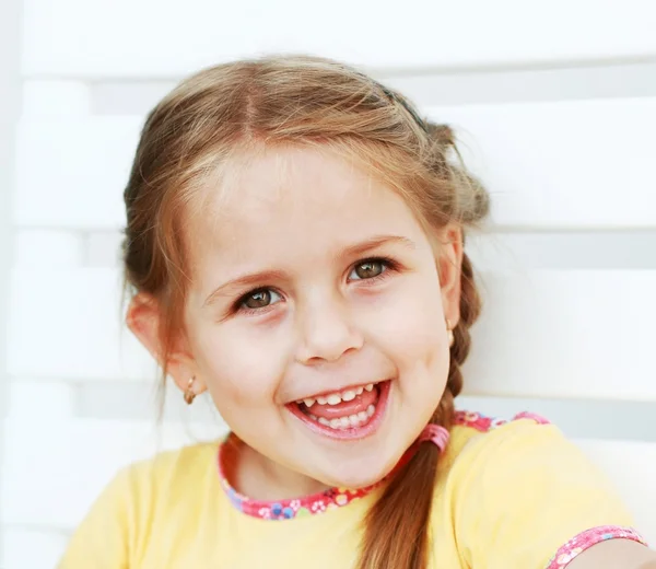 Schattige lachende meisje — Stockfoto