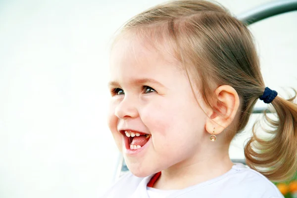 귀여운 웃는 소녀 — 스톡 사진