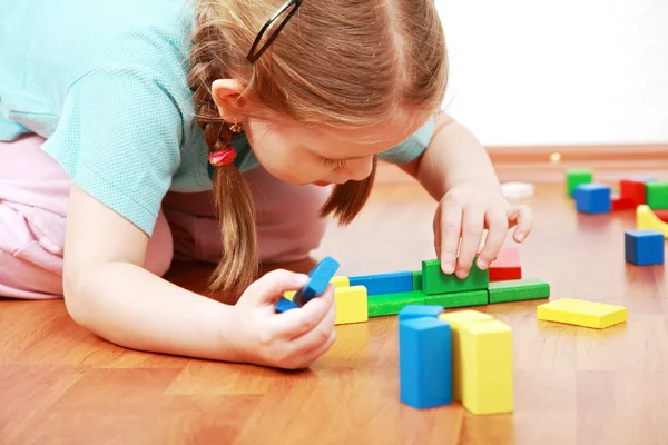 Adorable chica jugando con bloques — Foto de Stock