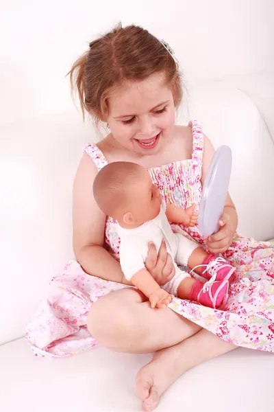 Şişme bebekle oynarken — Stok fotoğraf