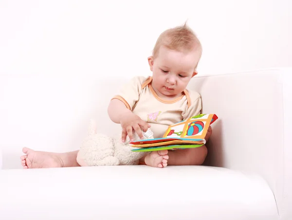 Симпатичное детское чтение — стоковое фото