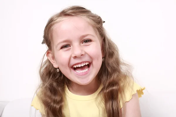 Schattig klein meisje lachen — Stockfoto