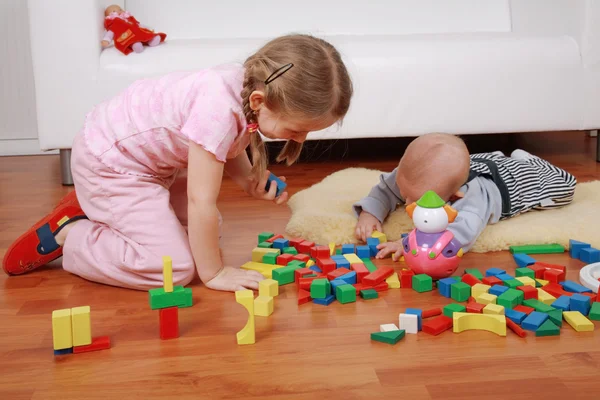 Adorables niños jugando con bloques — Foto de Stock
