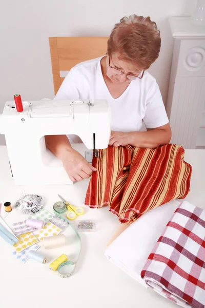 Donna anziana cucire — Foto Stock