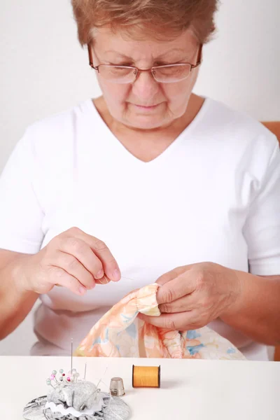 Ηλικιωμένη γυναίκα ράψιμο — Φωτογραφία Αρχείου
