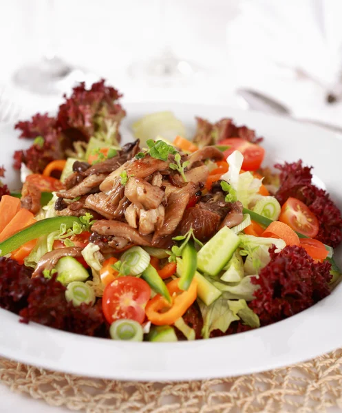 Plantaardige salade met gewone oesterzwam — Stockfoto