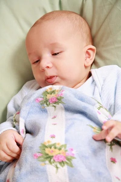 Αξιολάτρευτο νεογέννητο στο κρεβάτι — Φωτογραφία Αρχείου