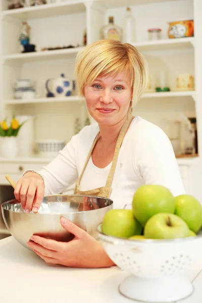 요리 하는 여자 — 스톡 사진