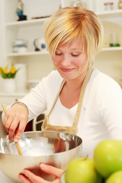Mulher cozinhar — Fotografia de Stock