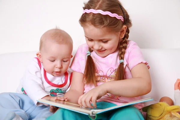 Crianças adoráveis lendo e brincando — Fotografia de Stock