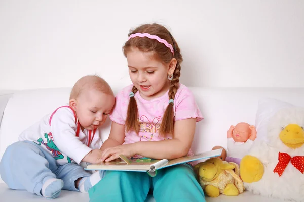 Rozkošné děti čtení a hraní — Stock fotografie